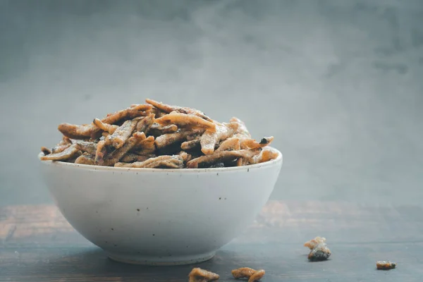 在泰国 油炸酥小鱼甜食是碗中的食物和点心 — 图库照片