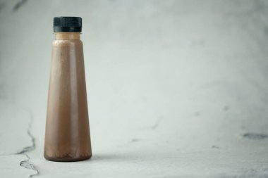 Plastik şişede çikolatalı süt. Kapat.