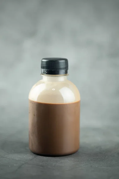 Шоколадное Молоко Бутылке Черном Фоне — стоковое фото