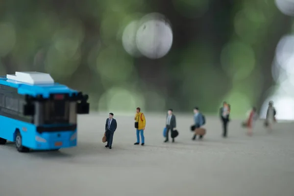 Miniatűr Emberek Nyilvánosság Előtt Buszon Tartsa Távolságot Civil Társadalom Emberek — Stock Fotó