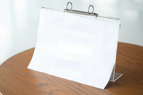 Tente Papier Panneau Carte Réservé Vide Sur Une Table Bois — Photo