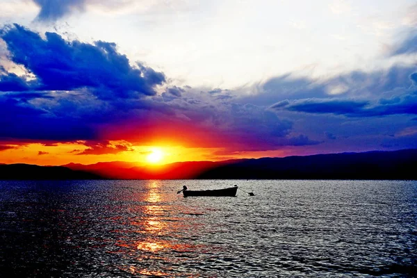 Barco en la puesta de sol escarlata en el lago Ohrid en septiembre —  Fotos de Stock