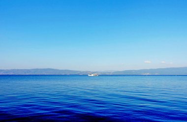 Makedonya 'nın kuzeyindeki Ohri Gölü' nde şafakta küçük bir tekne