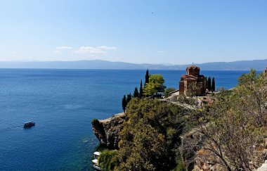 Ohri Gölü Panoraması ve Ohri 'deki St. Kaneo Kilisesi