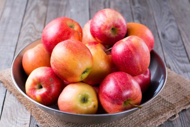 bir kase taze kırmızı elmalar