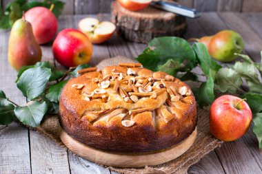 Ev yapımı elma pasta ahşap bir masaya aromalı