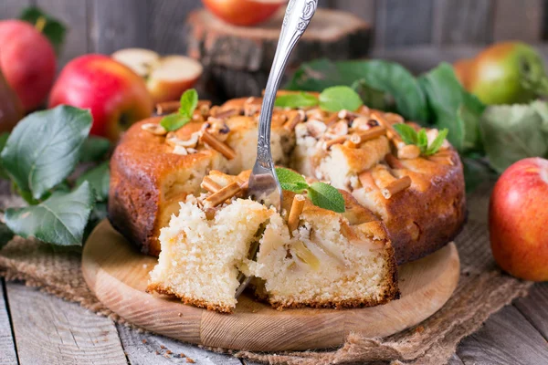 Кусок домашнего яблочного пирога с вилкой — стоковое фото