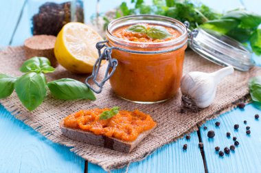 Sebze ekmek bir dilim üzerinde ev yapımı havyar