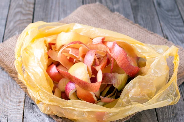 Очищенные яблоки в пластиковом пакете — стоковое фото