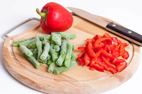 Замороженные овощи на доске для приготовления пищи — стоковое фото