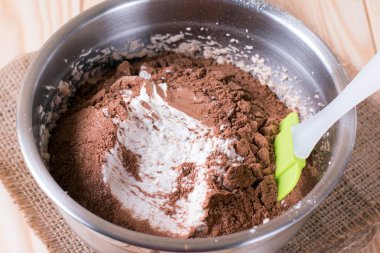 Unu ve kakao kase karıştırma