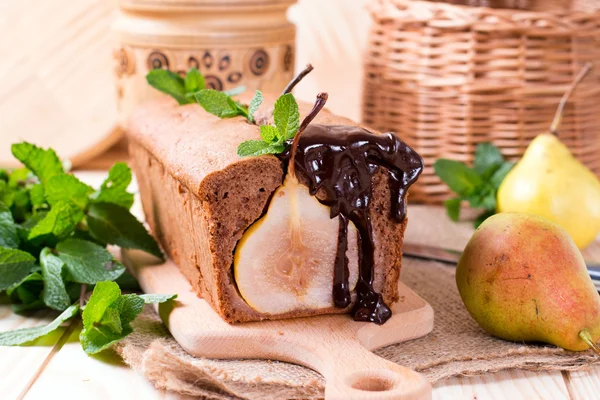 Tort de ciocolată cu pere și sos de ciocolată — Fotografie, imagine de stoc