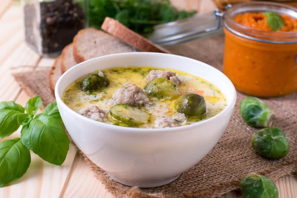 Суп с фрикадельками и брюссельской капустой в миске — стоковое фото