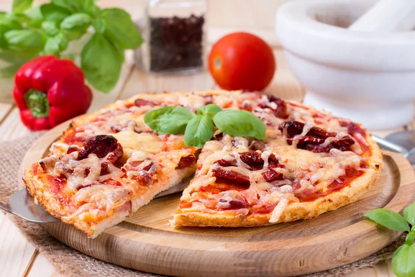 Delicious fresh pizza on wooden background — Stock Photo, Image