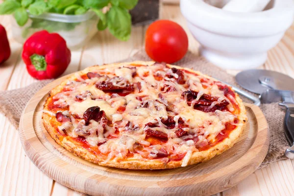 Fresh homemade veggie pizza with vegetables — Stock Photo, Image