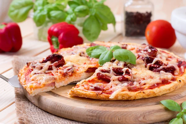 Delicious pizza with cheese and tomatoes — Stock Photo, Image