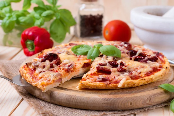 Delicious fresh pizza on brown wooden background — Stock Photo, Image