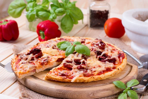 Σπιτική Μαργαρίτα Flatbread πίτσα με ντομάτα και βασιλικό — Φωτογραφία Αρχείου