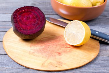 bir kesme tahtası üzerinde limon