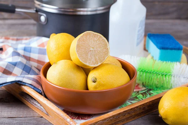 Limón en la casa sobre una mesa de madera — Foto de Stock