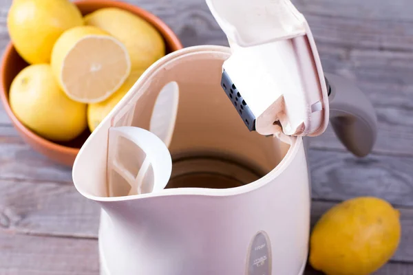 Té y limón sobre fondo de madera — Foto de Stock