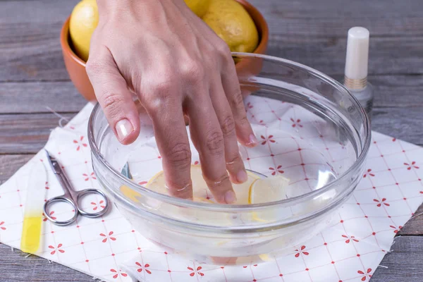 Женщина рука на спа-процедуры с лимоном — стоковое фото