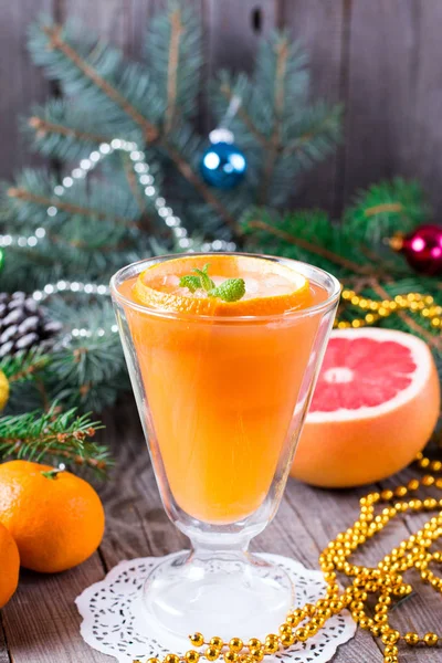 Зимний напиток с апельсинами — стоковое фото