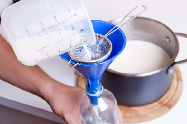 Налить молоко в бутылку — стоковое фото