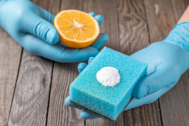 Çevre dostu doğal temizleyiciler limon, kabartma tozu ve el ahşap masa üzerinde ahşap masa üzerine kumaş