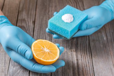 limon ve sodyum bikarbonat el ahşap tablo