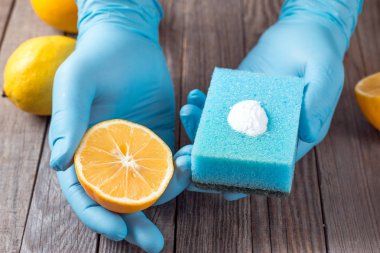 limon ve sodyum bikarbonat elinde