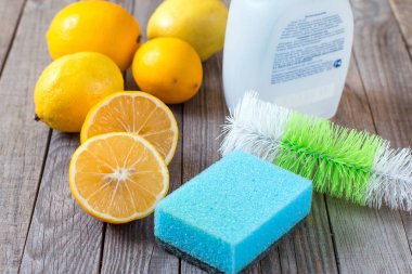 Ahşap masa üzerinde evde limon