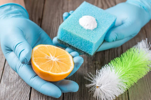 Çevre dostu doğal temizleyiciler el ahşap masa üzerine kumaş, limon ve soda pişirme
