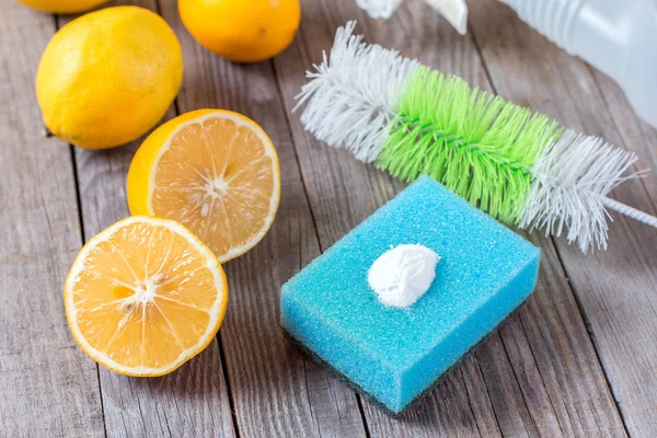 Ekologicznych naturalnych środków czyszczących sody oczyszczonej, cytryny i tkaniny na drewniany stół domu zielony czyszczenia — Zdjęcie stockowe