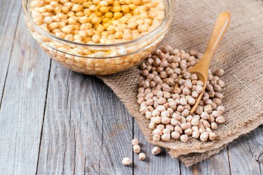 Ahşap arka plan üzerinde nohut