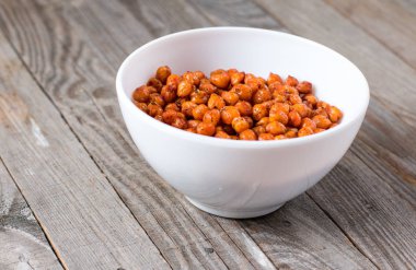 rustik arka plan üzerinde baharatlar ile çıtır pişmiş nohut