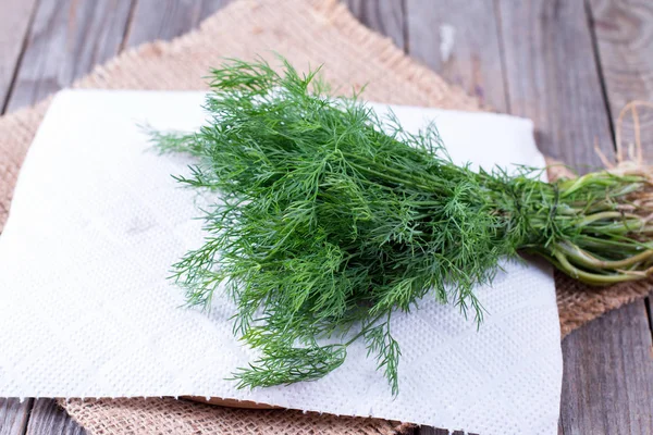 Stelletje dill geïsoleerd op een houten achtergrond — Stockfoto