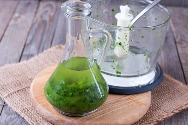 Óleo verde fresco em uma garrafa — Fotografia de Stock