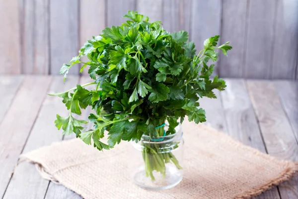 Salsa verde fresca na mesa de madeira — Fotografia de Stock