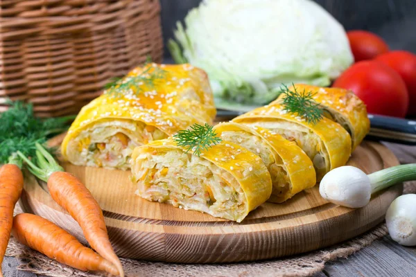 Lahana ahşap oyun tahtası ile pasta