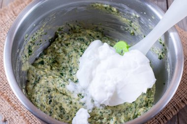 Metal bir kase ıspanak hamur