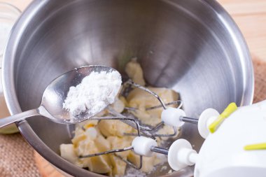 Şeker ve tereyağı bir karıştırıcı