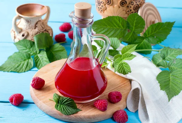 Raspberry vinegar on a wooden background — Stock Photo, Image