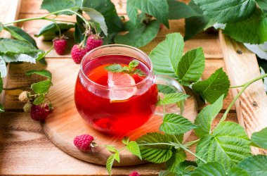 Ahududu ahşap bir tabloda çay