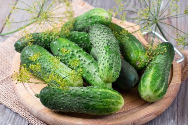 Ahşap arka plan üzerinde taze salatalık. Bütün salatalık