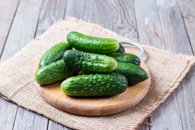 Bir kesme tahtası üzerinde taze genç salatalık