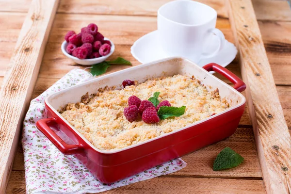 Berry crumble in ceramic form — Stock Photo, Image
