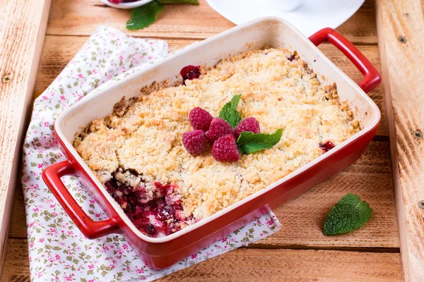 Homemade crumb with raspberries — Stock Photo, Image
