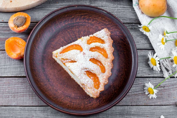 Tranches de gâteau à l'abricot frais — Photo