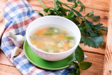 Ahşap arka plan üzerinde sebze çorbası